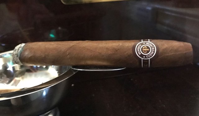 蒙特克里斯托 No. 2 品吸 - 高希霸雪茄